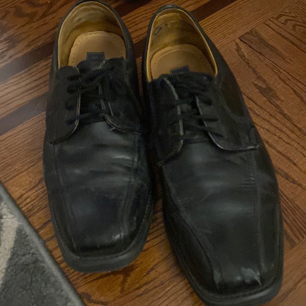Used Mens dress shoes with laces size 9.